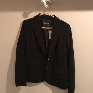 Log sleeve black blazer.